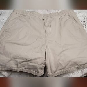 Gloria Vanderbilt size 8 tan shorts